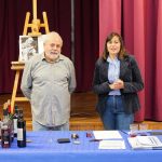 Manuel Buendía imparte una clase magistral de pintura con vino para celebrar el Día del Enoturismo en Argamasilla de Alba