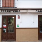 Una ferretería de Almagro alumbra con la misma bombilla su entrada los últimos 65 años Ferretería Carmona en Almagro