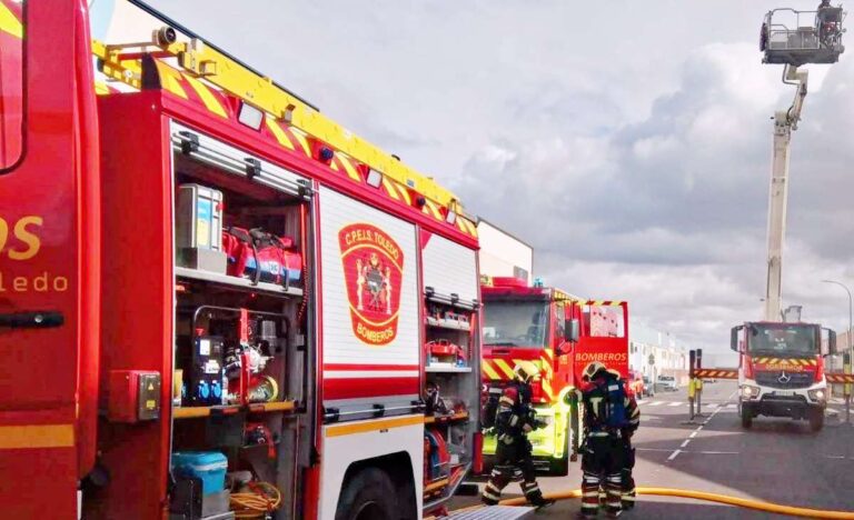 Un incendio afecta a dos naves con maquinaria agrícola en Villanueva de Alcardete
