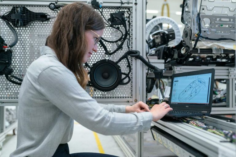 La brecha tecnológica se agrava en C-LM: solo el 19 % de los empleos TIC están en manos de mujeres