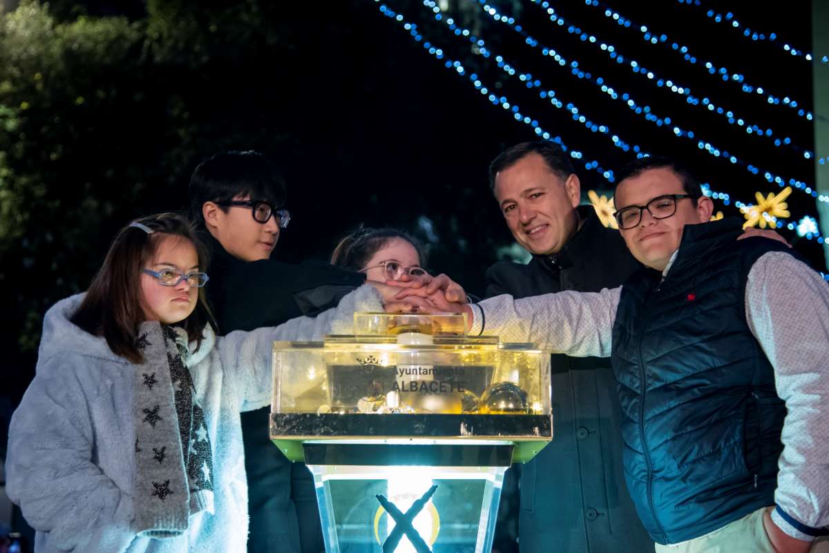 Más de 25.000 albaceteños se reúnen en la plaza del Altozano para inaugurar su iluminación navideña