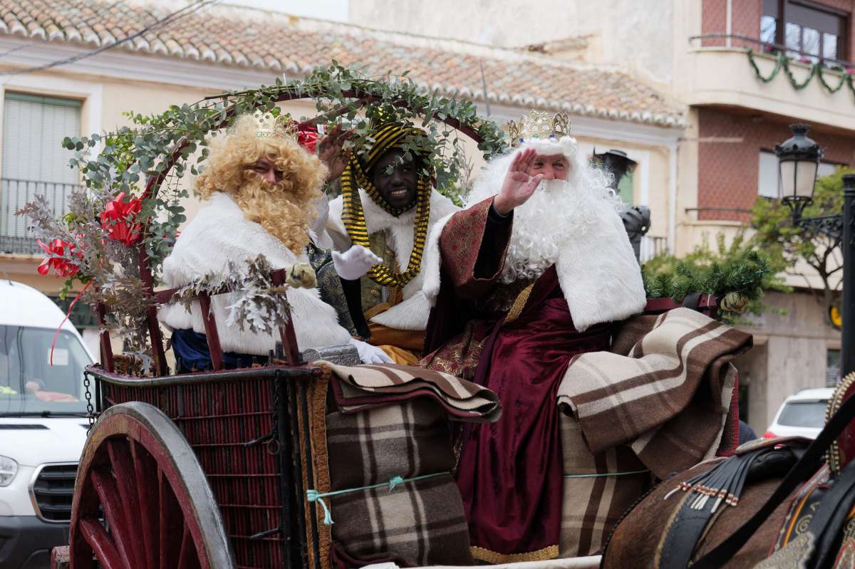 Los Reyes Magos reparten ilusión y alegría en Argamasilla de Alba