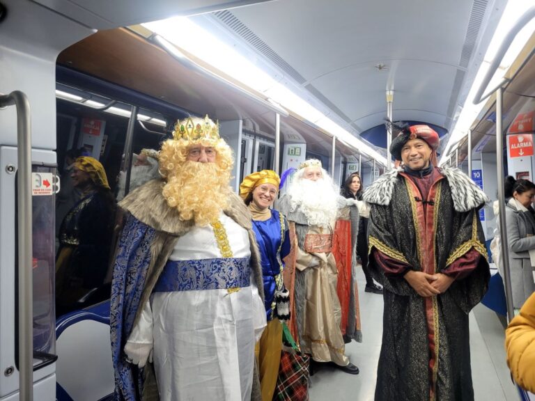 Los Reyes Magos visitan España en ala delta, metro, velero y helicóptero Los Reyes Magos visitan España en ala delta, metro, velero y helicóptero