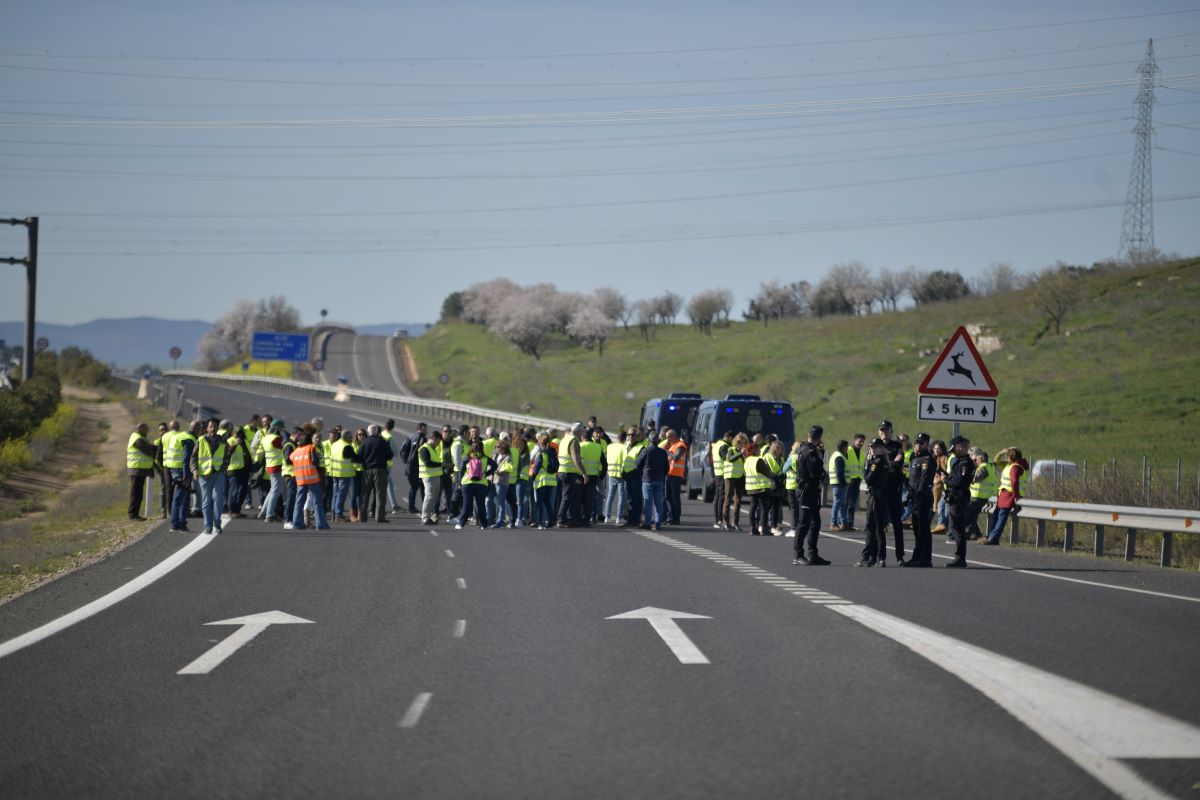 Agricultores empiezan a retirarse de Madrid en protesta "histórica" tras movilizar a 1.500 tractores