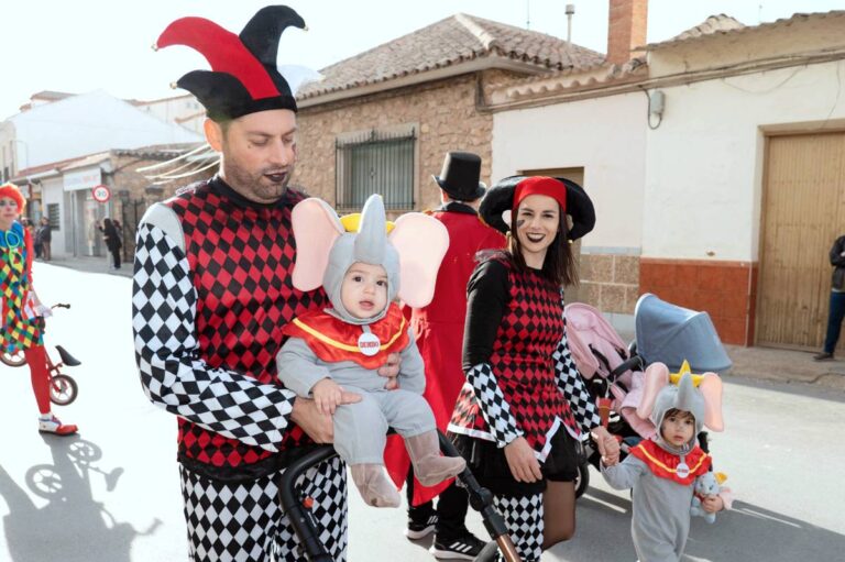 El sol y la creatividad brillan en el carnaval escolar de Argamasilla de Alba