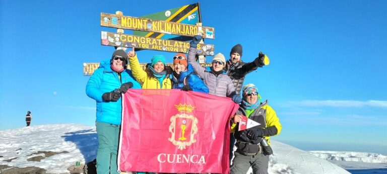 El conquense Miguel Ángel Rubio llega a la cima del Kilimanjaro para recaudar 20.000 euros para luchar contra el cáncer