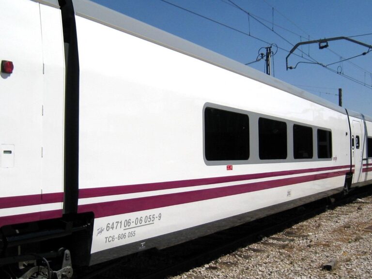Renfe lanza un descuento del 25 % en AVE y Larga Distancia para reservas de 4 personas Renfe lanza un descuento del 25 % en AVE y Larga Distancia para reservas de 4 personas