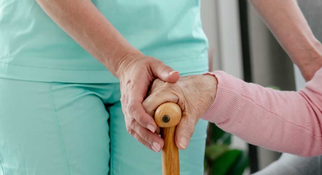 El rostro invisible de las cuidadoras en residencias de mayores