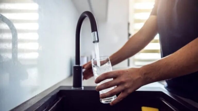 El agua de Valdepeñas, Santa Cruz de Mudela y pedanías del Viso del Marqués vuelve a ser apta para consumo humano