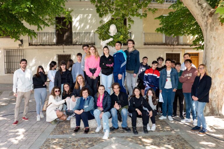 Estudiantes del IES Vicente Cano de Argamasilla de Alba rinden homenaje a Cervantes en el Día Internacional del Libro