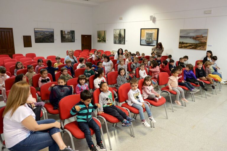 Juan Malabar encanta a los niños y niñas de Argamasilla de Alba con sus ‘Cuentos de quita y pon’