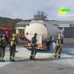 Los bomberos sofocan un incendio en un camión que transportaba mercancías peligrosas en Puertollano