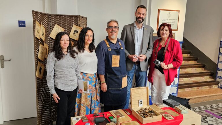 ‘Huellas de vida’ da voz a doce autores contemporáneos en pliegos de cordel desde Manzanares