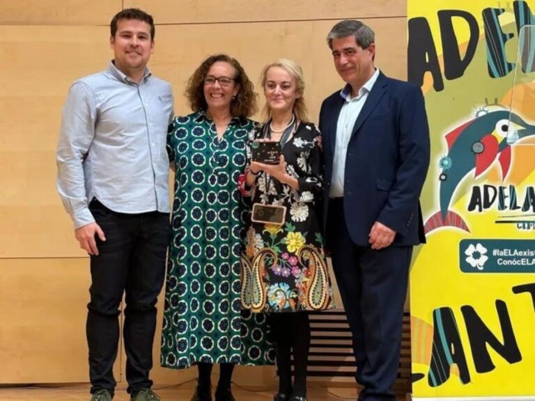 El Hospital La Mancha Centro recibe la mención ‘Embajador Adelante Castilla-La Mancha’ por su trabajo con la Unidad de ELA