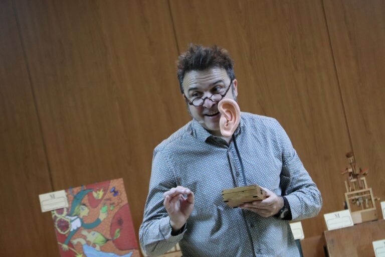 Los ‘artilogios’ de Oswaldo Pai sorprenden en la biblioteca de Manzanares