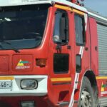 Un fuego consume dos camiones portacoches en Graja de Iniesta provocando explosiones pero sin causar heridos