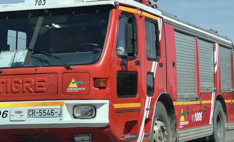 Un fuego consume dos camiones portacoches en Graja de Iniesta provocando explosiones pero sin causar heridos