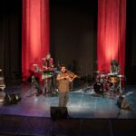 Strad, «El violinista rebelde», cautivó al público de Argamasilla de Alba con su espectáculo ‘Luces, cámaras y acción’