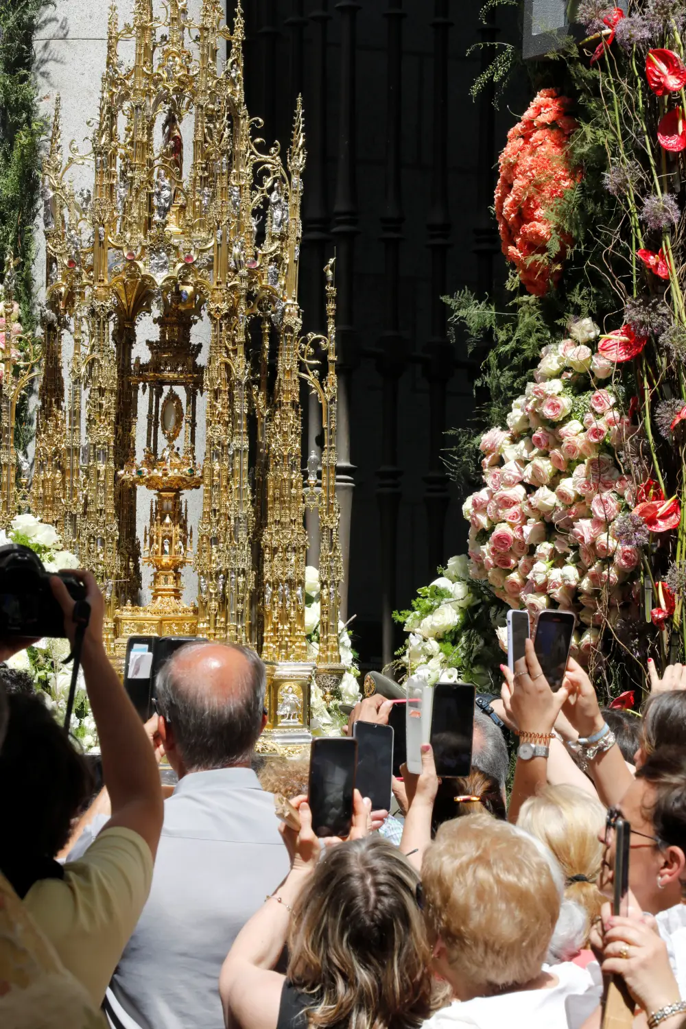 Miles de personas abarrotan Toledo para disfrutar del Corpus