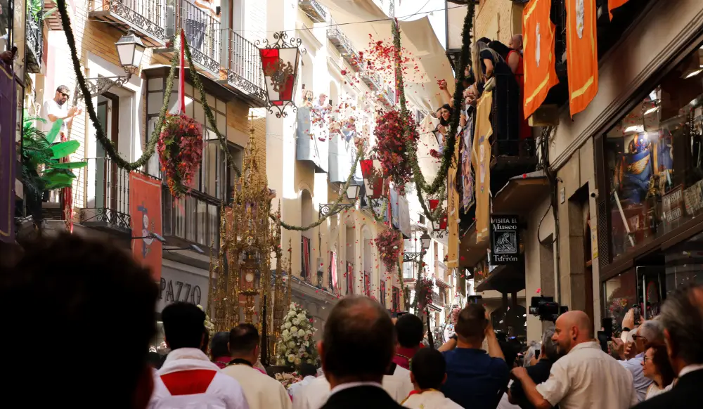 Miles de personas abarrotan Toledo para disfrutar del Corpus