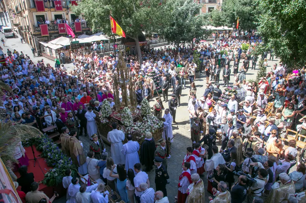 Miles de personas abarrotan Toledo para disfrutar del Corpus