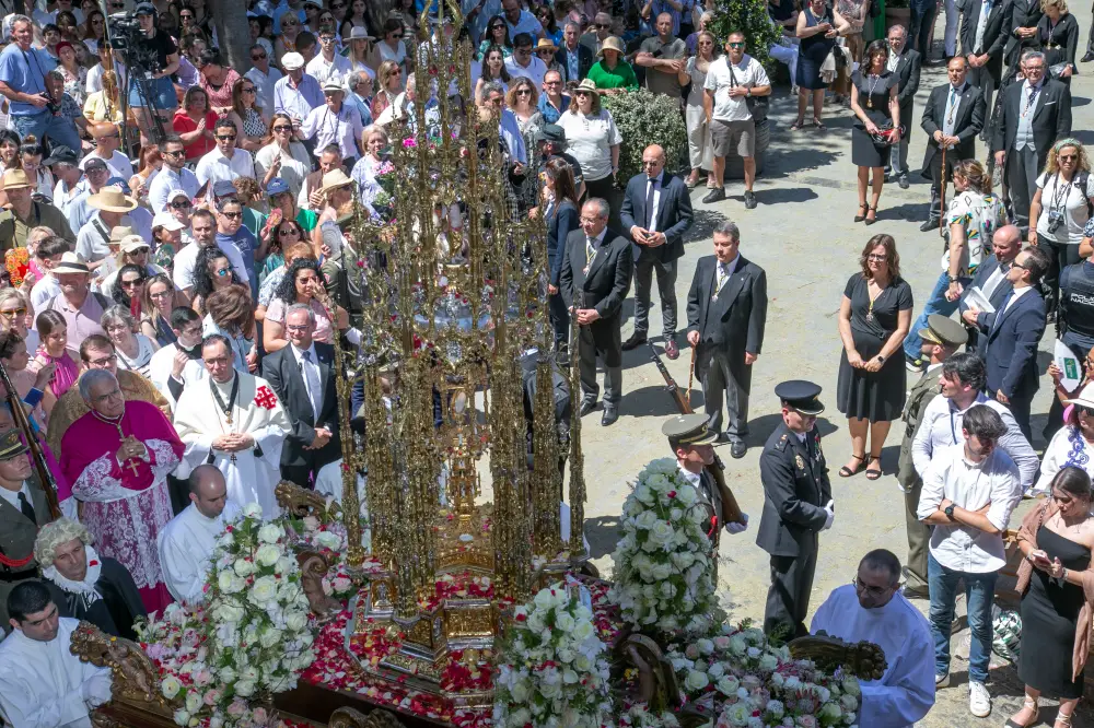 Miles de personas abarrotan Toledo para disfrutar del Corpus