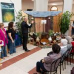 El Centro de Día de Mayores de Argamasilla de Alba inaugura su Cruz de Mayo