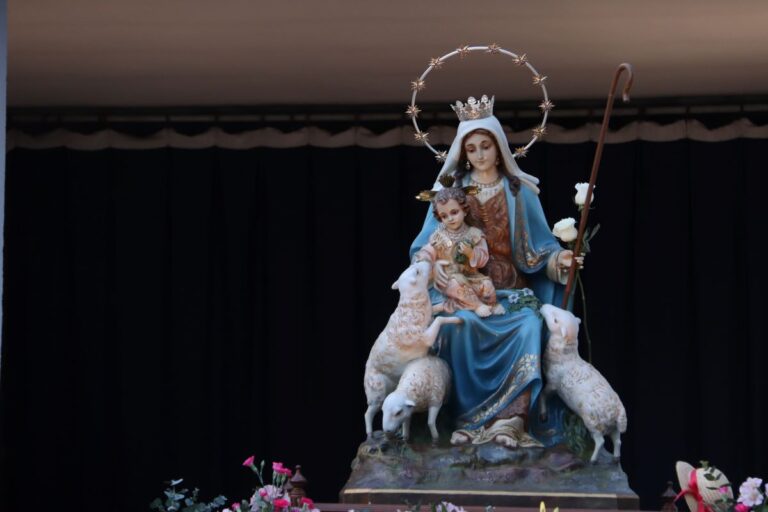 La lluvia y el granizo dejan a la Divina Pastora en su ermita de Manzanares