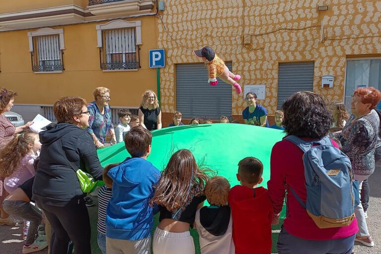 Las Aulas Corresponsables y el Centro de Día de Mayores de Argamasilla comparten tradiciones en la Jornada Intergeneracional
