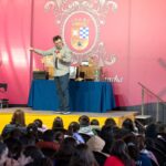 El particular juglar Oswaldo Pai presentó ‘Artilogios’ en la Carpa del Auditorio de Argamasilla de Alba