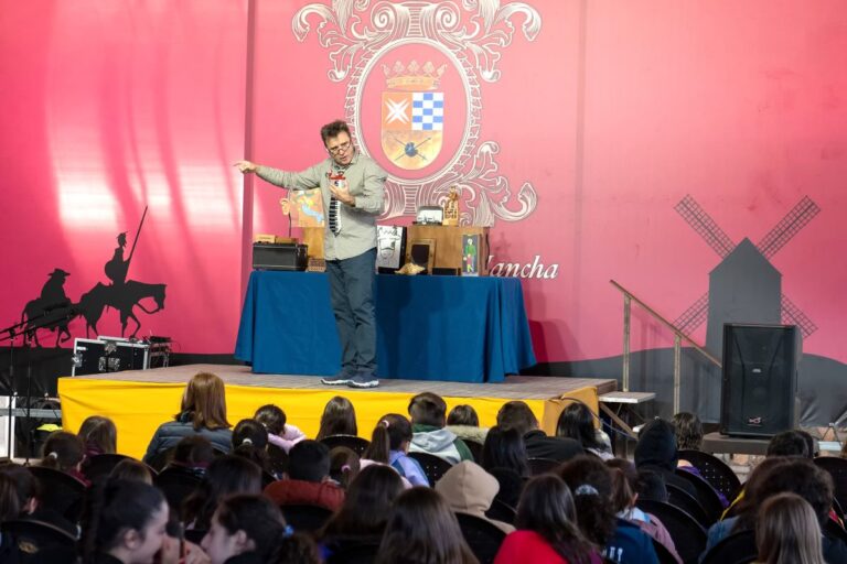 El particular juglar Oswaldo Pai presentó ‘Artilogios’ en la Carpa del Auditorio de Argamasilla de Alba