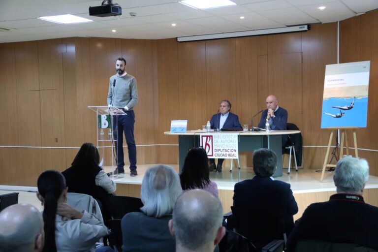 ‘Contraverano’ es el nuevo poemario de Antonio García de Dionisio, presentado en Manzanares