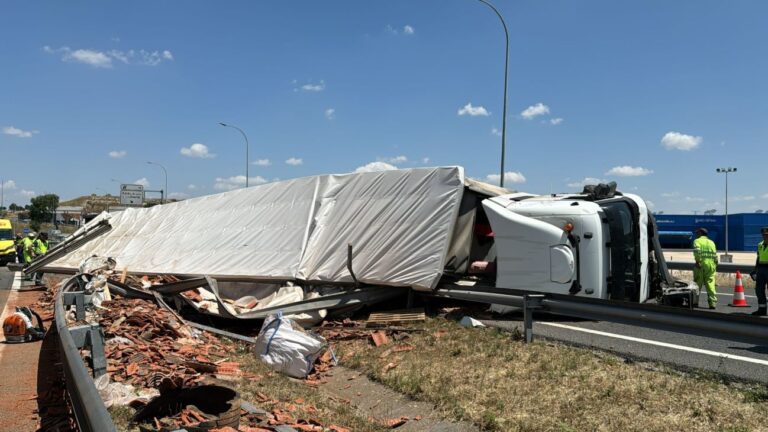 Dos heridos leves y kilómetros de atascos tras volcar un camión en la A-42 Dos heridos leves y kilómetros de atascos tras volcar un camión en la A-42