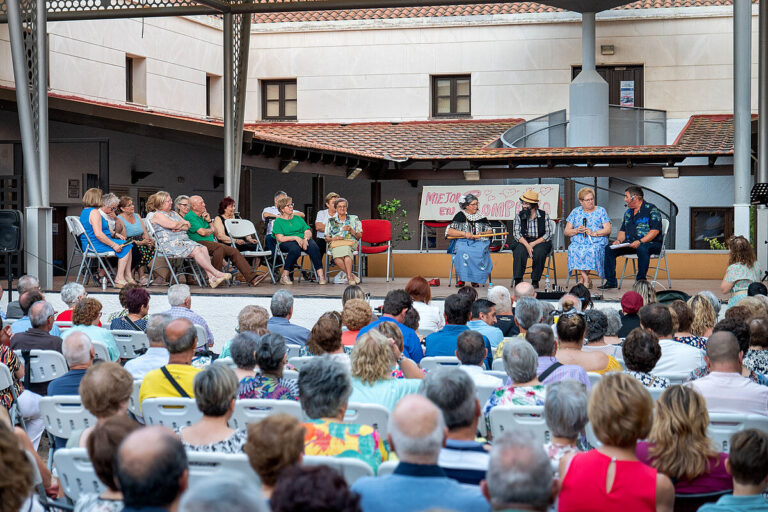 El Centro de Día de Mayores celebra la llegada del verano con un festival multidisciplinar