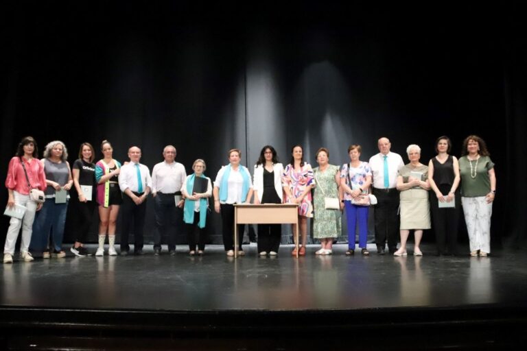 Una muestra de las actividades y talleres del Centro de Mayores de Manzanares en su acto de clausura