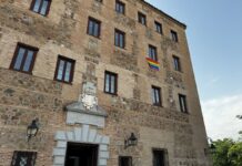 Las Cortes de C-LM cuelgan la bandera arcoiris para sumarser a la celebración del Orgullo LGTBI