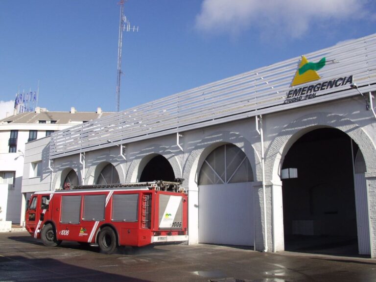 Bomberos combaten un incendio en una nave industrial de Almagro