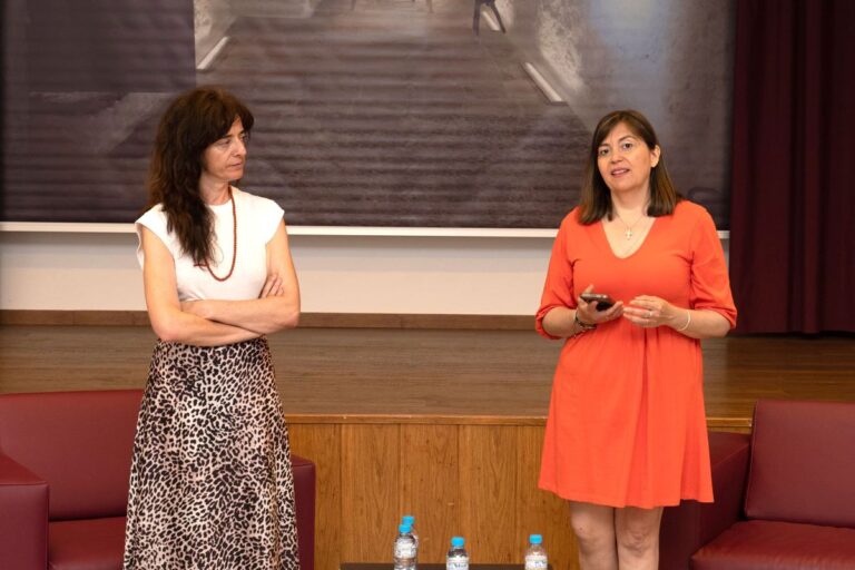 Dulce Serrano aborda los retos de la preadolescencia en una charla en la Casa de Medrano