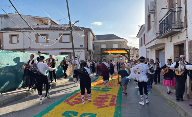 Despliegue de tradición y belleza en el Corpus de Porzuna, único en el mundo