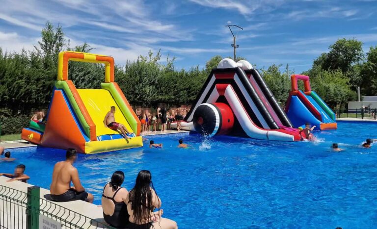 La Concejalía de Deportes organizó una gran fiesta acuática en la piscina municipal