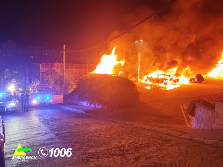 Cuatro vehículos calcinados tras un incendio en un parking público de Puertollano