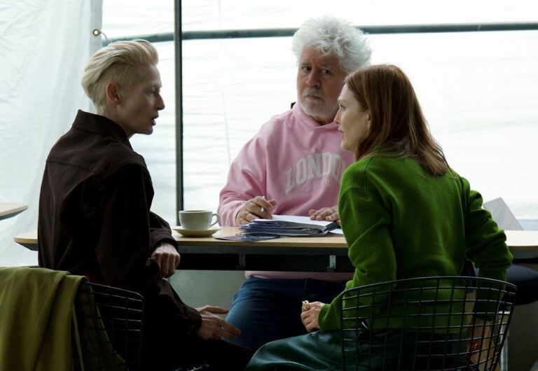 Almodóvar recibe la mayor ovación del Festival de Venecia por su película ‘La habitación de al lado’