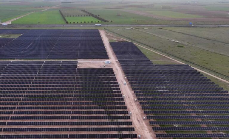 Una nueva planta solar en Manzanares ya produce energía para 30.000 hogares