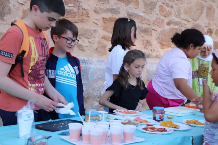 Los Talleres en Abierto ‘toman’ la plaza de la Constitución de Manzanares