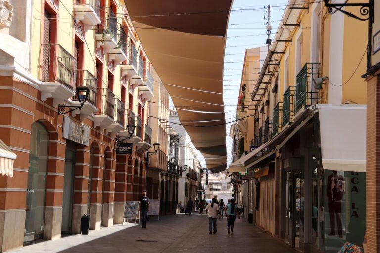 El Ayuntamiento de Manzanares renueva los toldos de la calle Empedrada