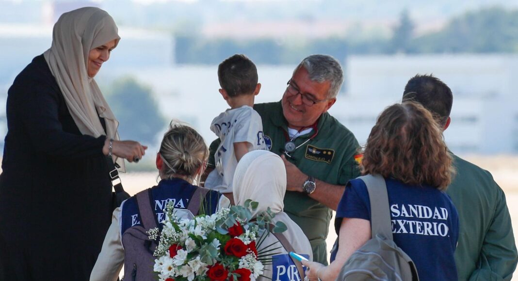 Aterrizan en Madrid los 15 niños gazatíes heridos y con problemas de salud acompañados de sus familiares