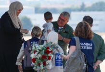 Aterrizan en Madrid los 15 niños gazatíes heridos y con problemas de salud acompañados de sus familiares
