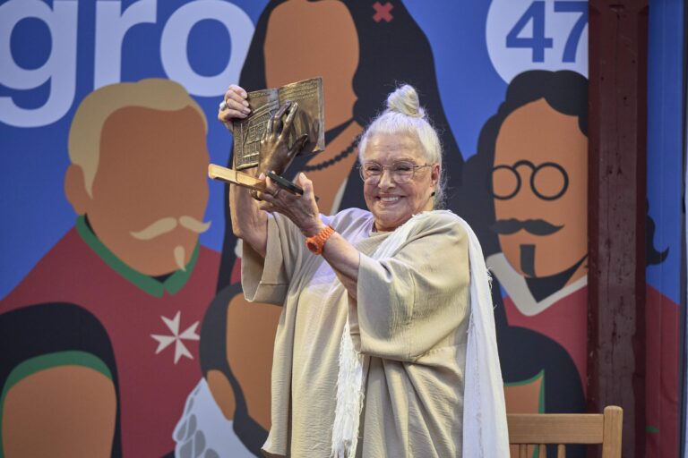 Lola Herrera recibe en Almagro el Premio Lorenzo Luzuriaga destacando que la suya es una profesión «hermosísima»