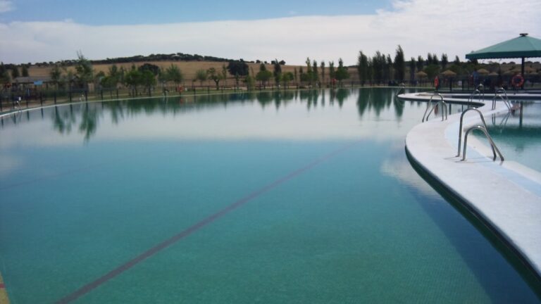 Encuentran inconsciente a un hombre de 42 años en una piscina