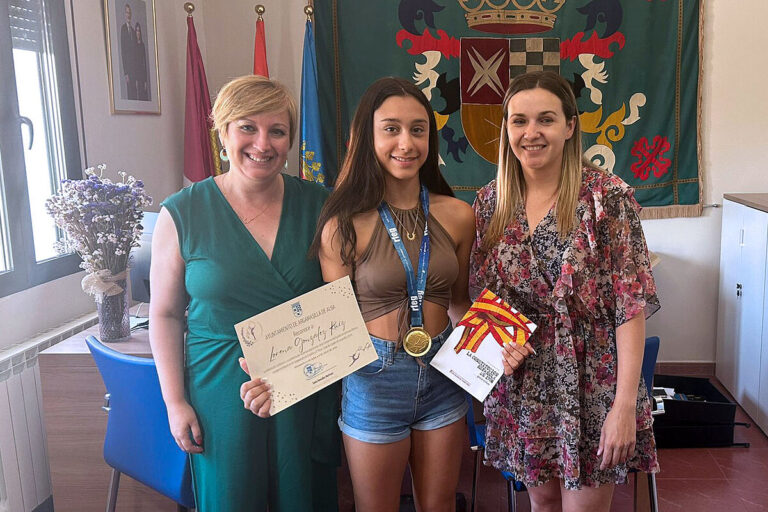 Sonia González recibe a la joven promesa argamasillera que conquista la gimnasia rítmica nacional